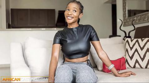 Morena asiática sendo fodida sentada em um pau