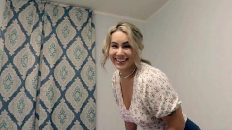 Uma loira sorridente está prestes a escovar os dentes.