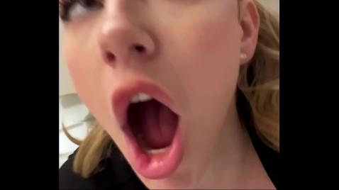 Loira com peitos grandes senta e se masturba