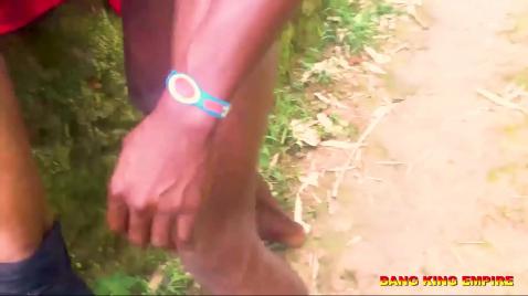 Um homem negro fode a esposa na bunda na rua