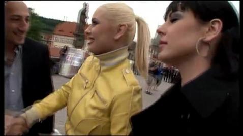 A amiga de uma garota fode elas na bunda