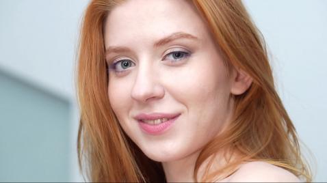 Um cara fode uma vagabunda ruiva na bunda