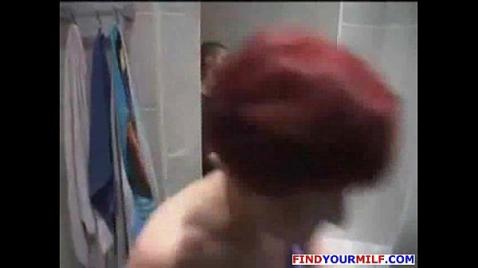 Uma mulher madura fodeu um rapaz no banheiro