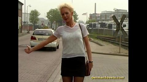 Uma loira de meias se entregou a um motorista