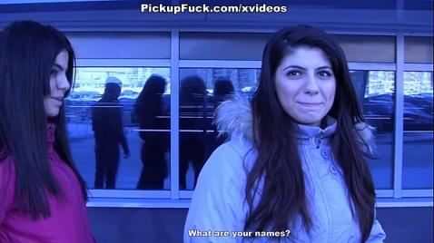 Uma garota fez um boquete em estranhos no banheiro.