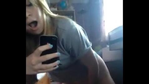 Uma jovem encontrou o brinquedo sexual de sua mãe.