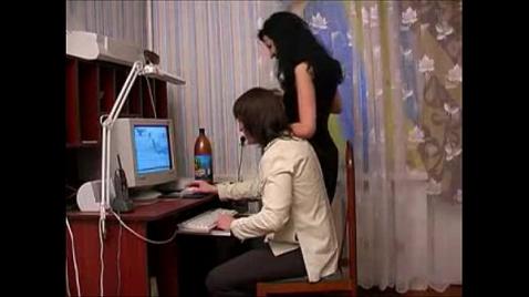 Ela seduziu o filho de sua amiga para fazer sexo.