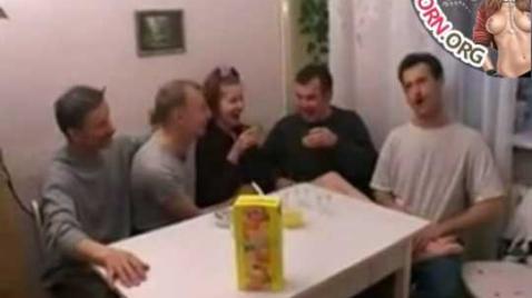 Uma multidão de caras fez sexo grupal quente com uma ruiva