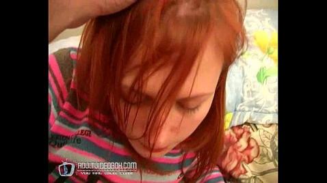 Um homem puniu uma beldade russa com seu pau na buceta dela em sua casa.