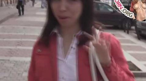 O diretor encontrou uma garota na rua para seu novo filme pornô.