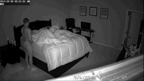 Um cara musculoso dá uma palmada na esposa de outro homem enquanto o marido dela dorme por perto.
