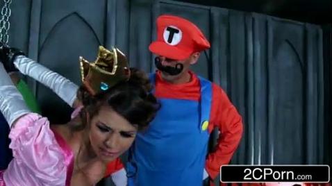 Irmãos Mario estupram brutalmente uma morena amarrada