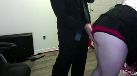 A secretária gostosa está exausta no trabalho