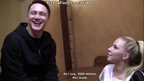 Dois russos seduziram um estranho para fazer sexo e fizeram um filme pornô.