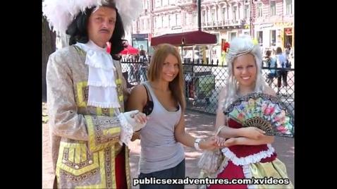 Um turista transou com uma garota russa na rua.