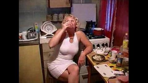 Um filho estuprou brutalmente sua mãe russa.