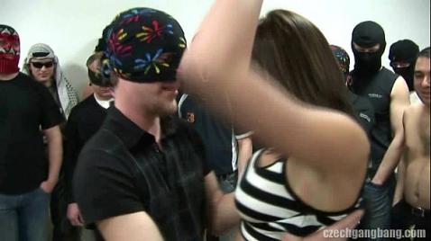 Uma multidão de voluntários fode uma morena fofa