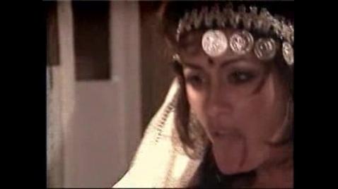 Dois homens fodem uma princesa oriental com peitos grandes