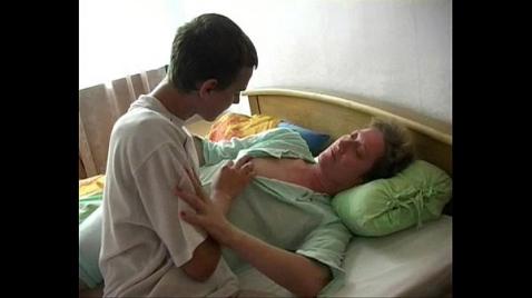 Mãe russa madura fode seu filho