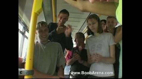 Um jovem transa com uma estranha gostosa em um ônibus.