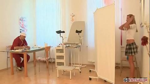 Um ginecologista transa com uma jovem paciente em uma câmera escondida.