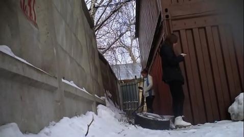 Câmera escondida de meninas fazendo xixi no inverno