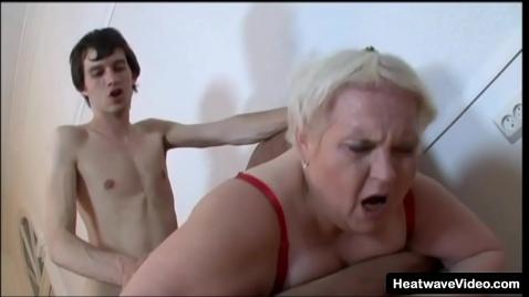 Um rapaz fode uma avó madura